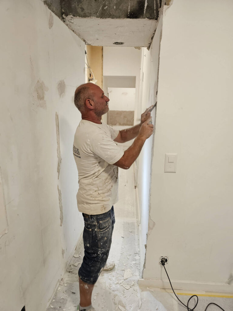 Application d’enduit taloché, ciré et décoratif